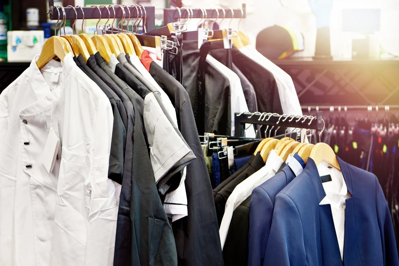 T-Shirts, Jacken, Hosen und vieles mehr: Berufskleidung sorgt für einen einheitlichen Auftritt des Teams und muss nicht teuer sein.